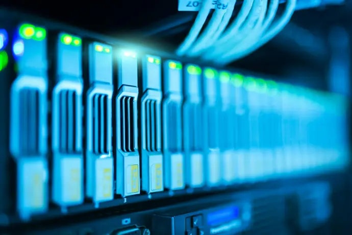 Racks de serveurs informatiques après une intervention de dépoussiérage technique